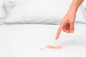 Colcha mancha sangre